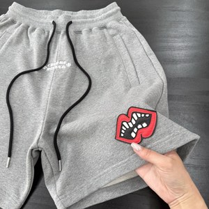 Pantalones Cortos Deportivos de Algodón con Logotipo Personalizado, Estilo Urbano Y2K, Grunge Gótico, con Parche Bordado de Labios, para Hombre - Product Image 1