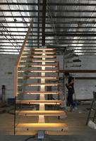 Escalier à poutre simple en acier thermolaqué avec marches en bois massif
