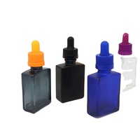 Flacon compte-gouttes carré en verre rouge mat de 30 ml avec compte-gouttes en caoutchouc noir, rouge et blanc pour parfum et collyre