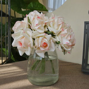 Rose artificielle à 5 tiges avec effet hydratant au toucher, idéale pour bouquet de mariage et décoration intérieure - Product Image 3