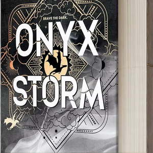 Brave the Dark Onyx Storm, una Aventura Inolvidable (Ficción) (Papel) (Tapa Dura) (Pedidos al por Mayor y Suministro al por Mayor) - Product Image 2
