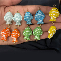 Breloques en céramique HD879 en forme de poisson, pendentifs colorés de poissons tropicaux, jolies breloques d'animaux marins pour la création de bracelets, colliers et bijoux DIY