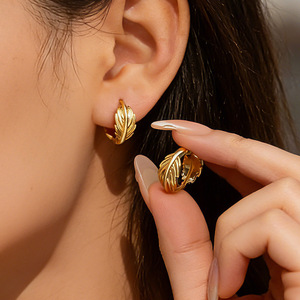Pendientes de aro con plumas, chapados en oro de 14k, diseño minimalista para mujer - Product Image 2