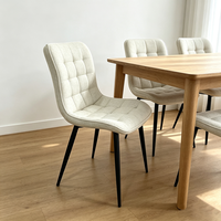 Chaise de cuisine rembourrée en lin avec un design capitonné élégant et des pieds en métal robustes pour restaurant de style nordique