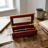 Boîte à stylos en bois massif rouge avec fenêtre en acrylique transparente, doublure en velours noir, charnière en métal doré, étui de rangement pour stylo-plume, vente en gros