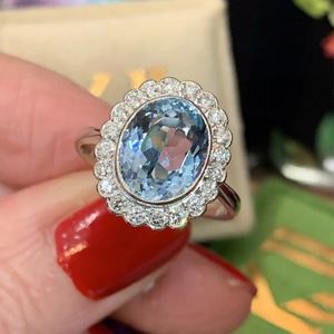 Elegante anello a forma di fiore con pietra ovale blu acqua per donna, design intarsiato, gioielli alla moda - Product Image 3