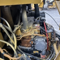 Rouleau vibratoire tandem Caterpillar CB564D à double fréquence et quatre amplitudes de vibration pour le compactage des surfaces en asphalte routier