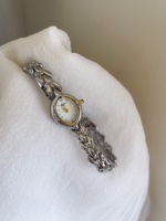 Montre élégante vintage pour femme en argent, cadran ovale perlé avec détails dorés, bracelet chaîne premium, montre-bracelet à quartz rétro pour elle