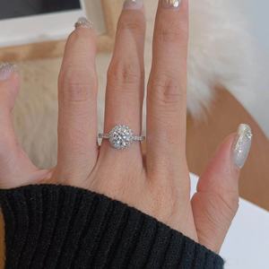 เครื่องประดับแต่งงานสุดหรูสำหรับผู้หญิง แหวนเพชรโมอิสซาไนต์ 1 กะรัต ชุบทองคำขาว 18K เงินแท้ S925 - Product Image 1