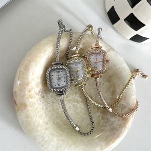 นาฬิกาควอตซ์อะคริลิกทรงสี่เหลี่ยมเล็กแบบใหม่ เป็นมิตรกับสิ่งแวดล้อม สำหรับเด็กผู้หญิง นาฬิกาข้อมือผู้หญิงดีไซน์หรูหราสำหรับสุภาพสตรี - Product Image 1