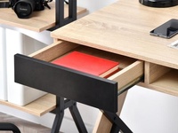 Bureau de travail contemporain pour la maison avec tiroirs ouverts et fermés pour le rangement, idéal pour le bureau ou le salon, construction de haute qualité en panneaux de particules