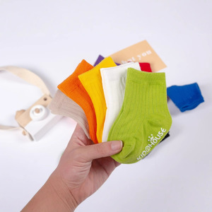 Chaussettes en coton de couleur unie confortables, style toutes saisons, sans compression sur les jambes, adaptées aux nouveau-nés, nourrissons et enfants de 0 à 3 ans, chaussettes pour bébés - Product Image 3