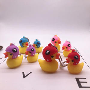 ขายดีหมวกกัน<span class=keywords><strong>น็อค</strong></span> TikTok แบบป๊อปอัพขนาดเล็กรูปเป็ดสีเหลืองกระเป๋าพวงกุญแจรถยนต์โทรศัพท์มือถือของขวัญที่เป็นโลโก้และ OEM - Product Image 3