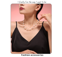 Collier pendentif fleur en perles d'eau douce françaises élégantes et tendance pour femme H2 Jewelry FloraMuse, léger et luxueux en acier inoxydable