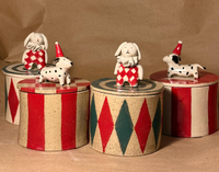 Boîte en céramique artisanale avec couvercle |   Pot de rangement décoratif à motif harlequin inspiré du cirque