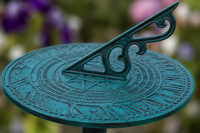 Bain d'oiseaux Verdigris Sundial avec base de jardinière, en résine écologique résistante aux intempéries, style Art Déco, piédestal extérieur pour oiseaux sauvages