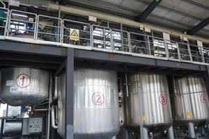 Floculant liquide <span class=keywords><strong>de</strong></span> <span class=keywords><strong>sulfate</strong></span> d'aluminium <span class=keywords><strong>de</strong></span> qualité industrielle sans <span class=keywords><strong>fer</strong></span> pour le traitement <span class=keywords><strong>de</strong></span> l'eau potable et des eaux usées-Fourniture du fabricant - Product Image 2