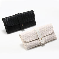 Étui à lunettes en cuir PU avec surface extérieure en cuir et doublure en flanelle, design carré portable, livraison directe disponible, logo personnalisé, chiffon pour lentilles