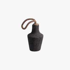 El tope de puerta de cerámica rústico de Home Basket tiene un peso pesado, un acabado negro mate y un encantador asa de cuerda. - Product Image 1