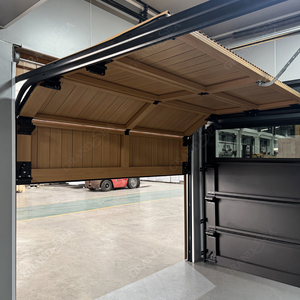 Porte de <span class=keywords><strong>garage</strong></span> à calandre <span class=keywords><strong>en</strong></span> <span class=keywords><strong>bois</strong></span> moderne <span class=keywords><strong>sur</strong></span> <span class=keywords><strong>mesure</strong></span> Portes de <span class=keywords><strong>garage</strong></span> 8x7 durables et résistantes à la rouille pour maisons Villas résidentielles - Product Image 2