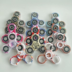 Gyroscope triangulaire en plastique imprimé camouflage, jouet rotatif de décompression en forme de feuille pour les doigts - Product Image 1