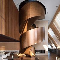 Escalier en colimaçon sur mesure pour loft design avec structure en acier noir et marches en chêne naturel