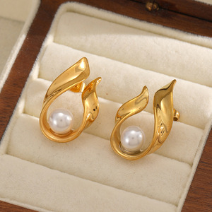 ต่างหูมุกทรงกลมสีทองประดับมุกสีขาว เหมาะสำหรับใส่ทุกวัน - Product Image 3