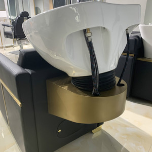 Silla <span class=keywords><strong>de</strong></span> champú <span class=keywords><strong>de</strong></span> salón <span class=keywords><strong>de</strong></span> diseño moderno con cuencos <span class=keywords><strong>de</strong></span> Metal dorado <span class=keywords><strong>de</strong></span> cuero negro, lavabo <span class=keywords><strong>de</strong></span> cerámica para peluquerías, venta al por mayor, nuevo problema - Product Image 5