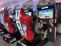 Simulateur de course automobile d'arcade commercial avec écran de 32 pouces pour le divertissement en intérieur
