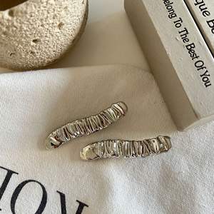 Pince à cheveux coréenne en métal plissé argenté brillant pour femme - Product Image 3