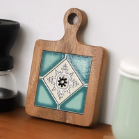 Sous-plat en bois avec poignée en carreaux de céramique méditerranéens peints à la main, résistant à la chaleur, pour la cuisine, la table, ou comme planche de service