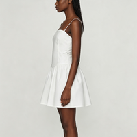 Robe Courte Blanche à Col Carré et Bretelles Fines pour Femme, Taille Cintrée, Jupe Évasée, Idéale pour Soirées Estivales et Tenues Décontractées
