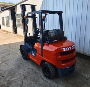 รถยกโตโยต้ามือสอง 2.5 ตัน ใช้แก๊ส LPG พร้อมเกียร์ เครื่องยนต์ และมอเตอร์ 0-1000 ชั่วโมง - Product Image 4