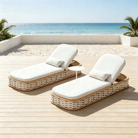 Chaise longue contemporaine en rotin tressé pour l'extérieur avec coussin moelleux pour villa, restaurant, piscine, jardin, plage, terrasse