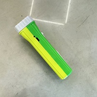 Nouvelle lampe torche solaire LED rechargeable, éclairage domestique, lumière puissante en plastique, éclairage d'urgence, portée du faisceau 100-200m, IP20