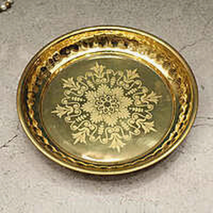 Plato Decorativo Redondo de Metal con Patrón de Plantas Grabado, Diseño Tradicional Chino, Artesanía Hecha a Mano - Product Image 1