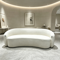 Canapé inclinable trois places nordique rembourré avec rembourrage en éponge, design incurvé pour salons d'appartements et de villas