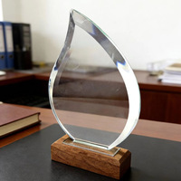 Trophées en cristal vierges en gros du fabricant, trophée pentagramme 3D gravé avec base en bois
