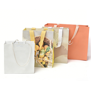 Sacs cadeaux personnalisables, conception d'impression sur mesure, vente en gros, sacs d'emballage en papier kraft personnalisés avec logo, sacs de shopping - Product Image 1