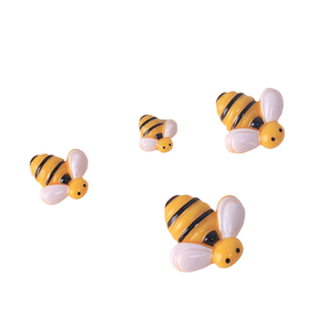 Caoh, la piccola ape attenta, offre accessori in resina fai-da-te, patch per cancelleria, portachiavi e ciondoli. - Product Image 1