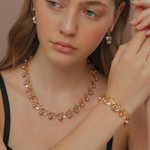 Ensemble de mariée romantique exquis de style européen et américain avec collier, boucles d'oreilles et bracelet en perles d'imitation pour occasions spéciales - Product Image 1