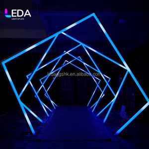 Arco de Entrada LEDA RGB con Marco Cuadrado, Túnel Geométrico Iluminado para Bodas, Fondo Personalizado en Tamaño y Color, Arco Metálico para Escenario - Product Image 3
