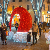 Gigantesca Scultura Natalizia 3D LED a Forma di Cappello di Babbo Natale da 300 cm, Impermeabile IP65 per Esterni, Ideale per Esposizioni Commerciali in Centri e Piazze