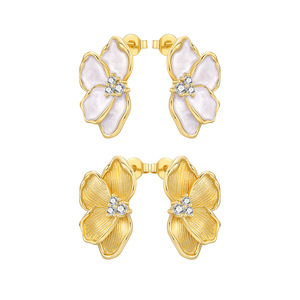 Estos nuevos aretes de pétalos de latón blanco son elegantes y son un regalo perfecto para la familia o para tu novia. - Product Image 1