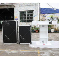 Soporte de podio de cabina de torre de control de DJ con acabado blanco con fundas de carretera