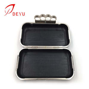 Boîte en métal doré, 16x9.5cm, sacoche à main, cadre avec chaînes - Product Image 5