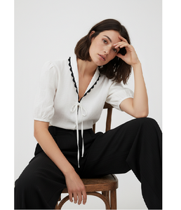 Elegante Blusa Blanca con Mangas Abullonadas y Lazo Delantero para Mujer, Suave, Transpirable, Ligera, Estilo Retro Chic, Informal, para el Verano - Product Image 1