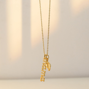 Collana in Ottone Placcato Oro Liscio con Pendente Combinato Lettera MAMA e Impronte di Piedi per la Festa della Mamma - Product Image 3