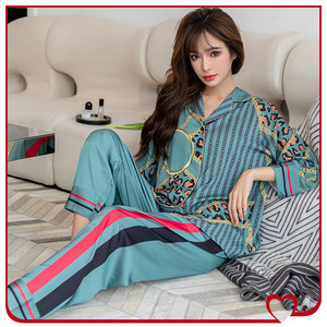 Silk Loungewear <span class=keywords><strong>XXL</strong></span> Plus Size <span class=keywords><strong>pigiama</strong></span> da <span class=keywords><strong>donna</strong></span> Set <span class=keywords><strong>pigiama</strong></span> con scollo a V Design Luxury Cross Letter Print <span class=keywords><strong>pigiama</strong></span> - Product Image 3
