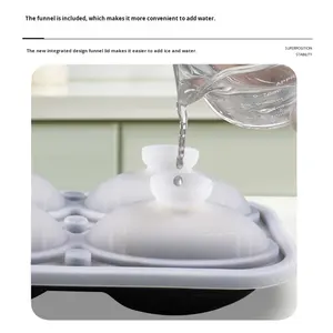 Stampi per Sfere di Ghiaccio a Forma di Pallone da Calcio di Alta Qualità, 2,5 Pollici, con Imbuto e Coperchi per Congelatore, Riutilizzabili - Product Image 5